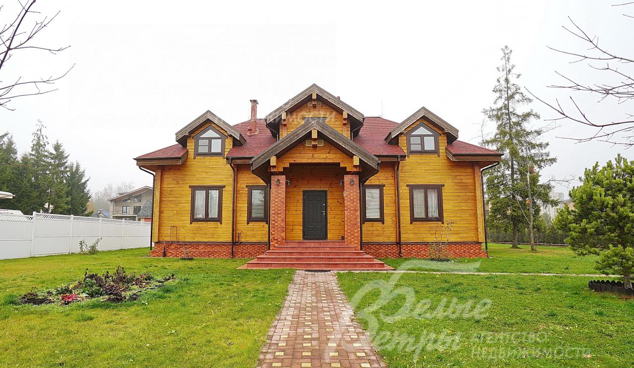 Меблированный коттедж из клееного бруса с общей площадью строений 350 кв.м в г.Троицке