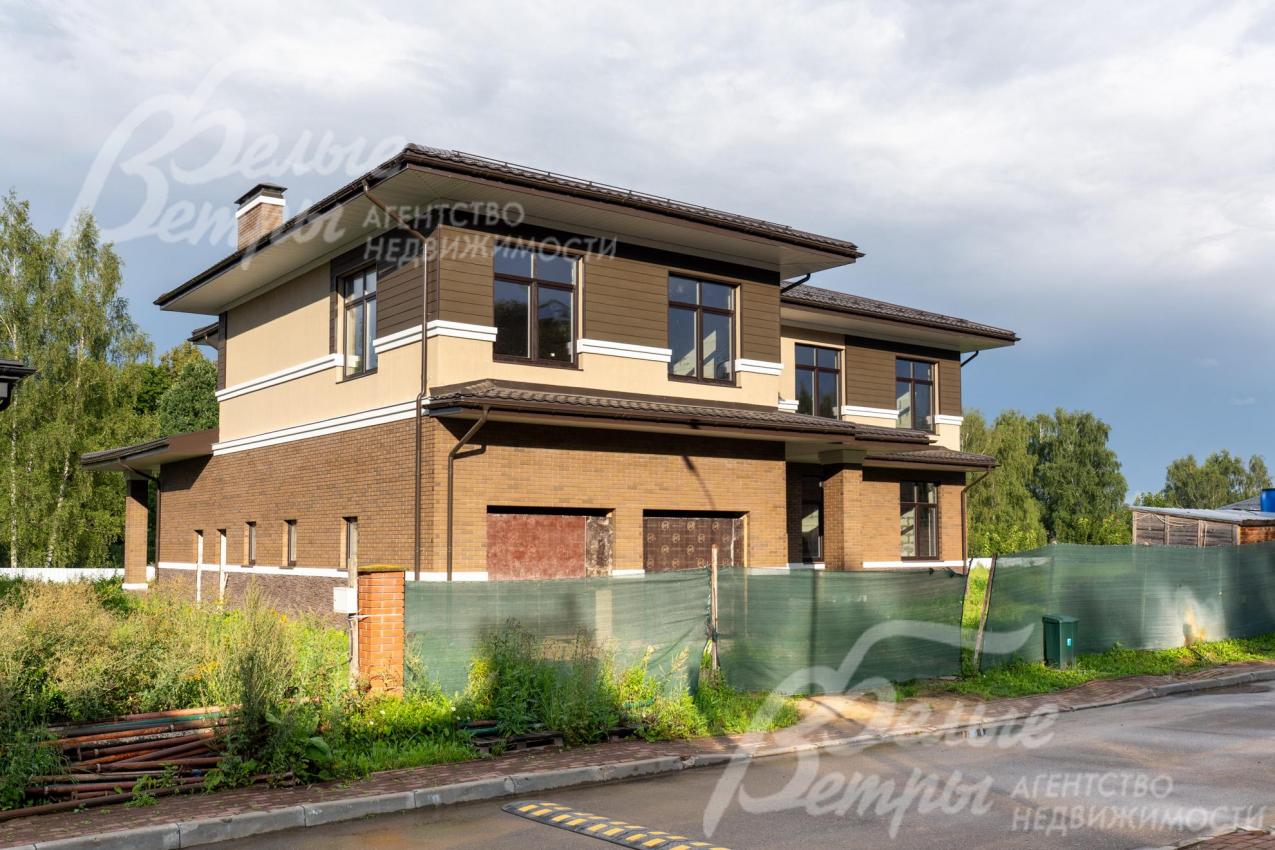 Фасадная часть дома эффектно контрастирует с природой