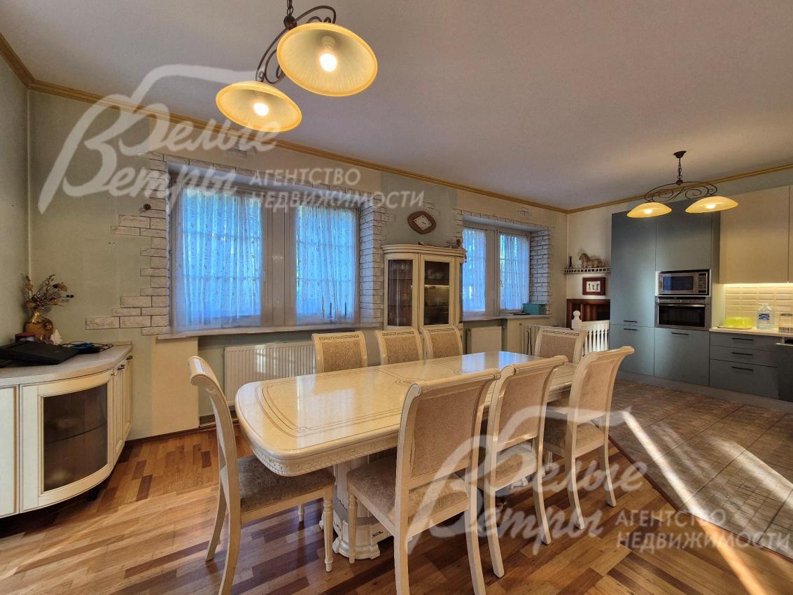 Обеденная группа на 8 персон.