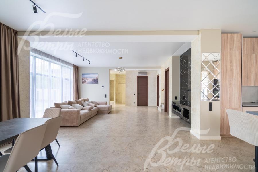 Интерьер выполнен в современном стиле в светло-бежевых тонах с использованием премиальных материалов и стильных дизайнерских решений