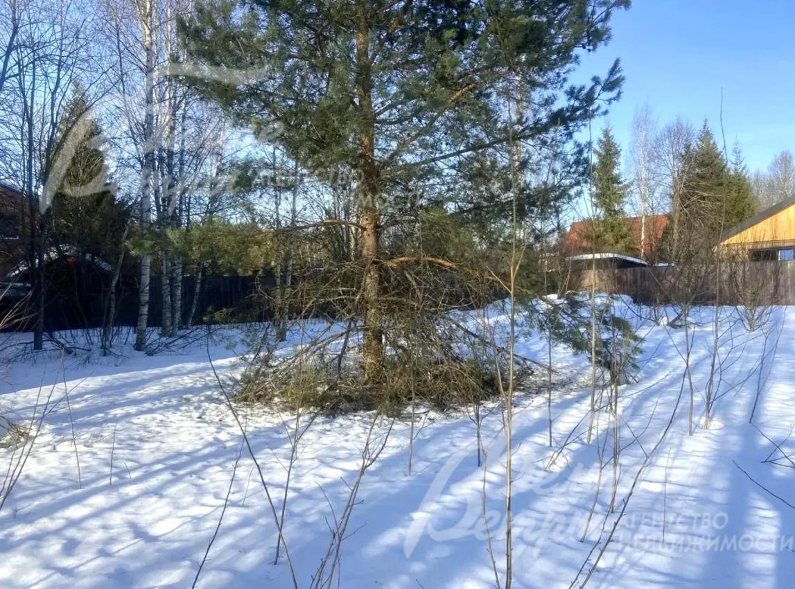 Ровный земельный участок, расположенный в центре коттеджного посёлка у леса