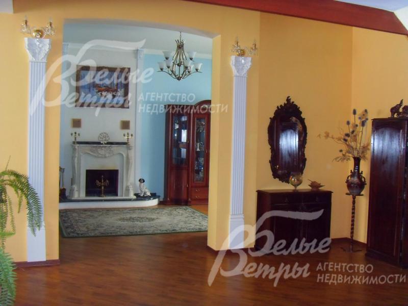 Просторный дом с камином