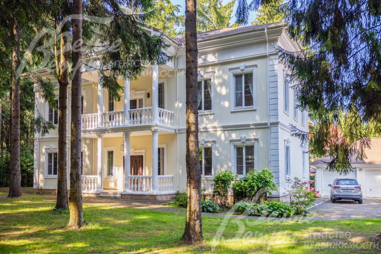 Просторный дом в классическом стиле с мебелью в КП Вузсервис