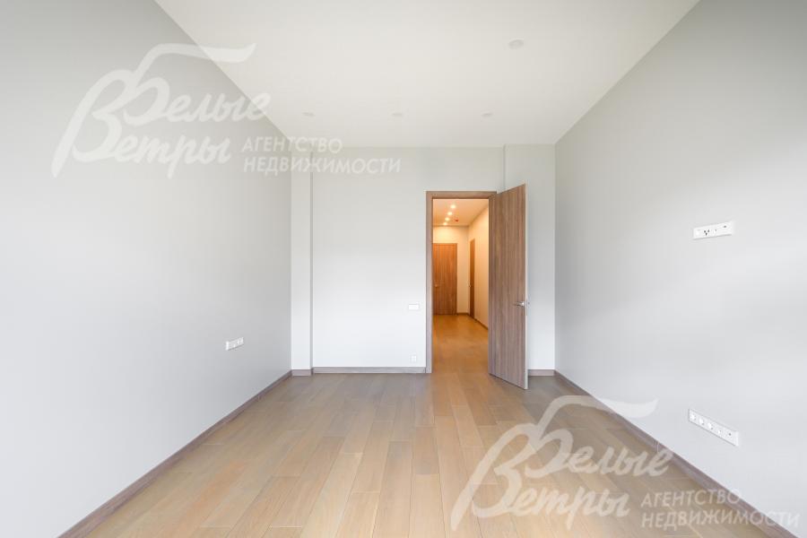 На полу дубовая инженерная доска