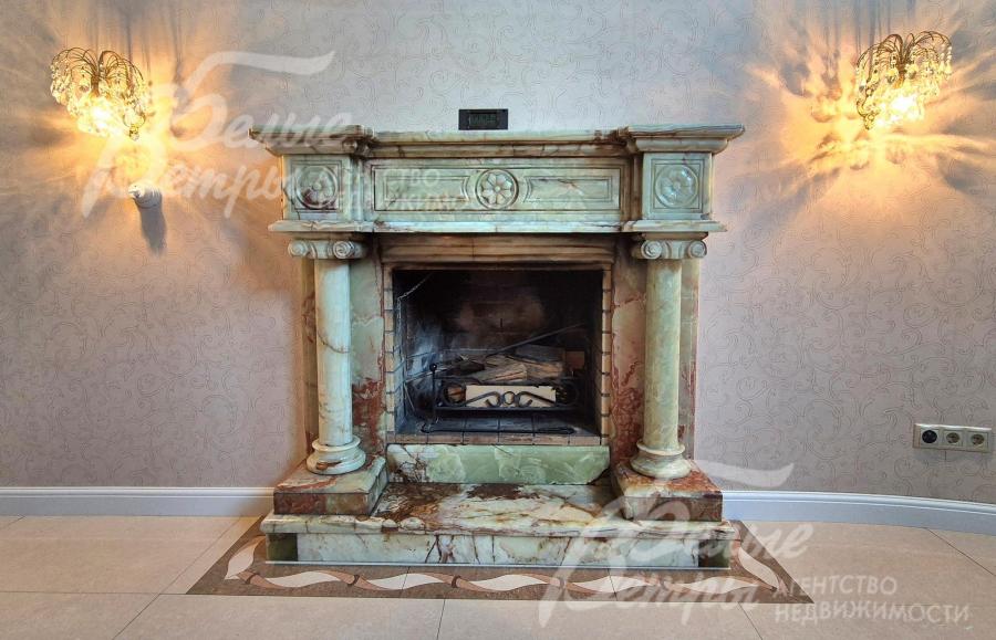 Камин с порталом из оникса