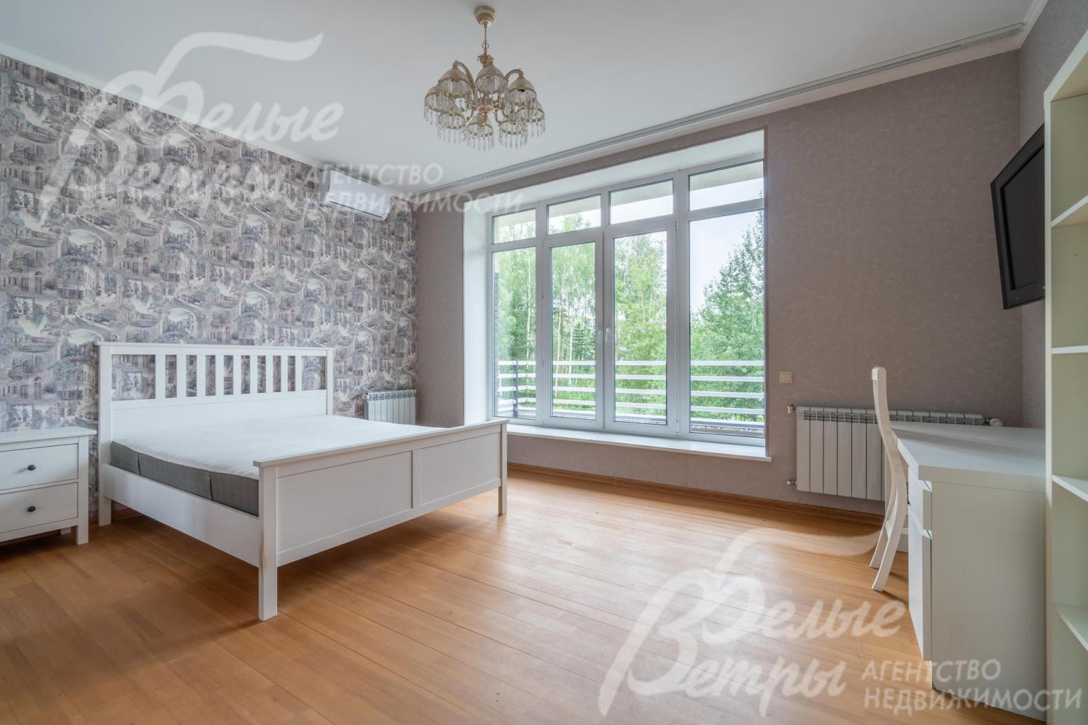 Спальня на втором этаже с большим окном с балконом и собственной гардеробной