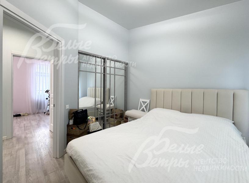 На полу второго этажа уложена паркетная доска, потолки во всём доме - натяжные