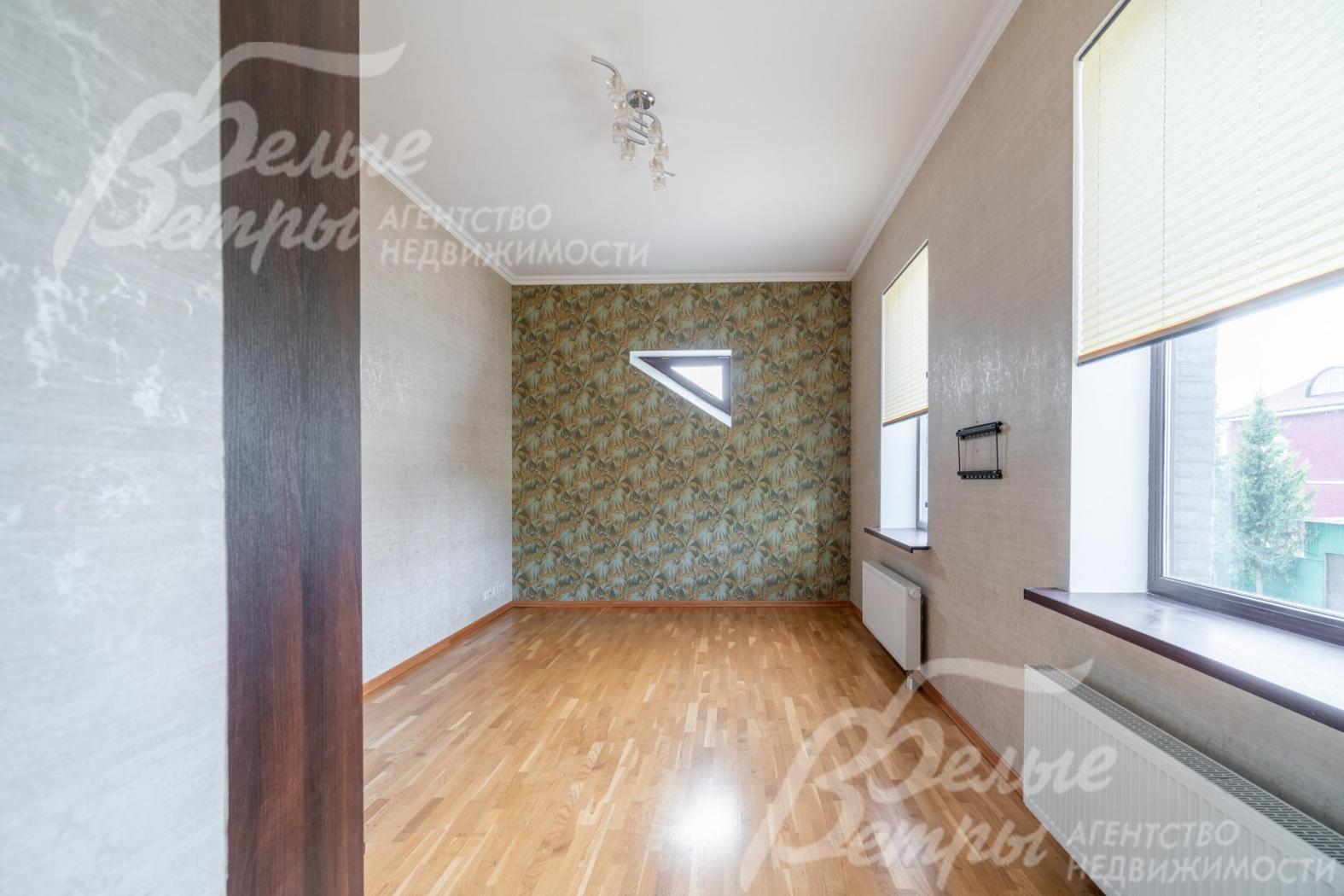 Спальня на втором этаже, одна стена зонирована обоями