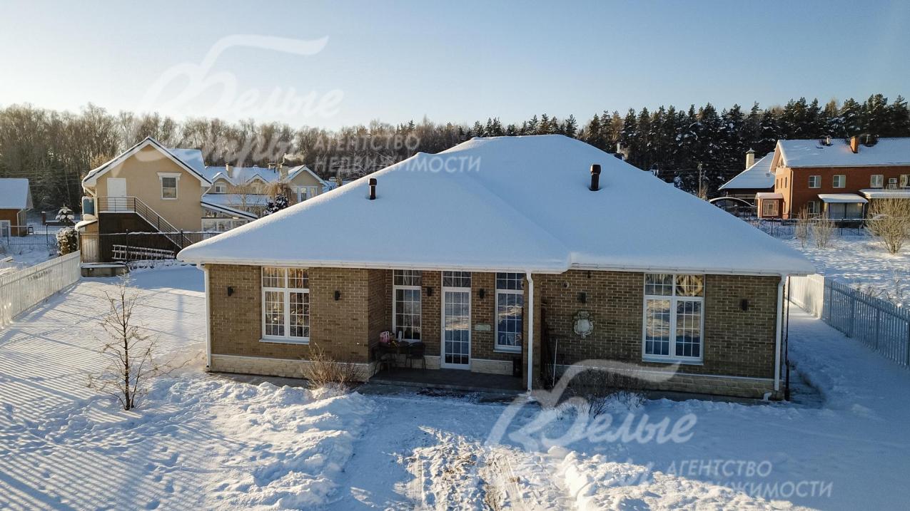 Одноэтажный дом под ключ площадью 170 кв.м в обжитом коттеджном поселке Изумрудная долина