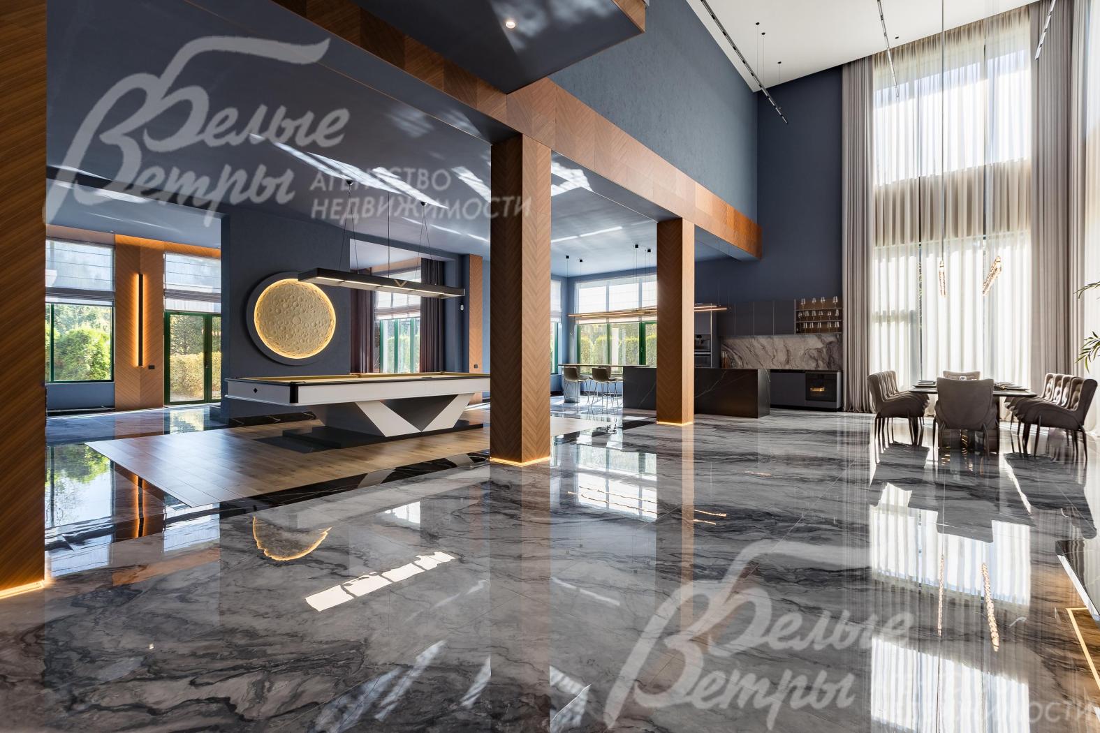 Гостиная‑столовая со вторым светом впечатляет масштабами, технологичностью и лаунж‑зонами