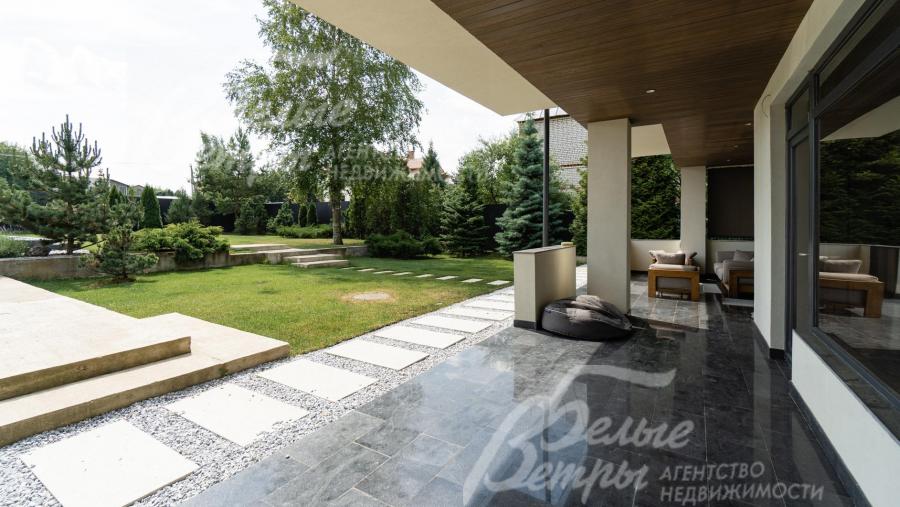 Выход с террасы находится на одном уровне с землей (без ступеней)