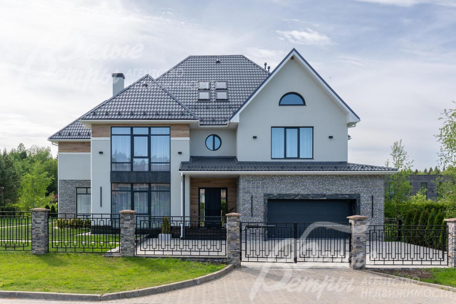 Новый кирпичный дом в стиле современной классики с панорамным остеклением