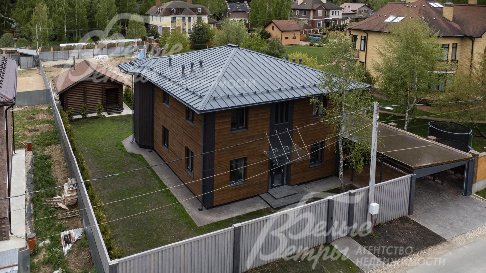 Участок огорожен забором