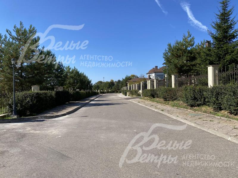 Все дороги асфальтированы и освещены