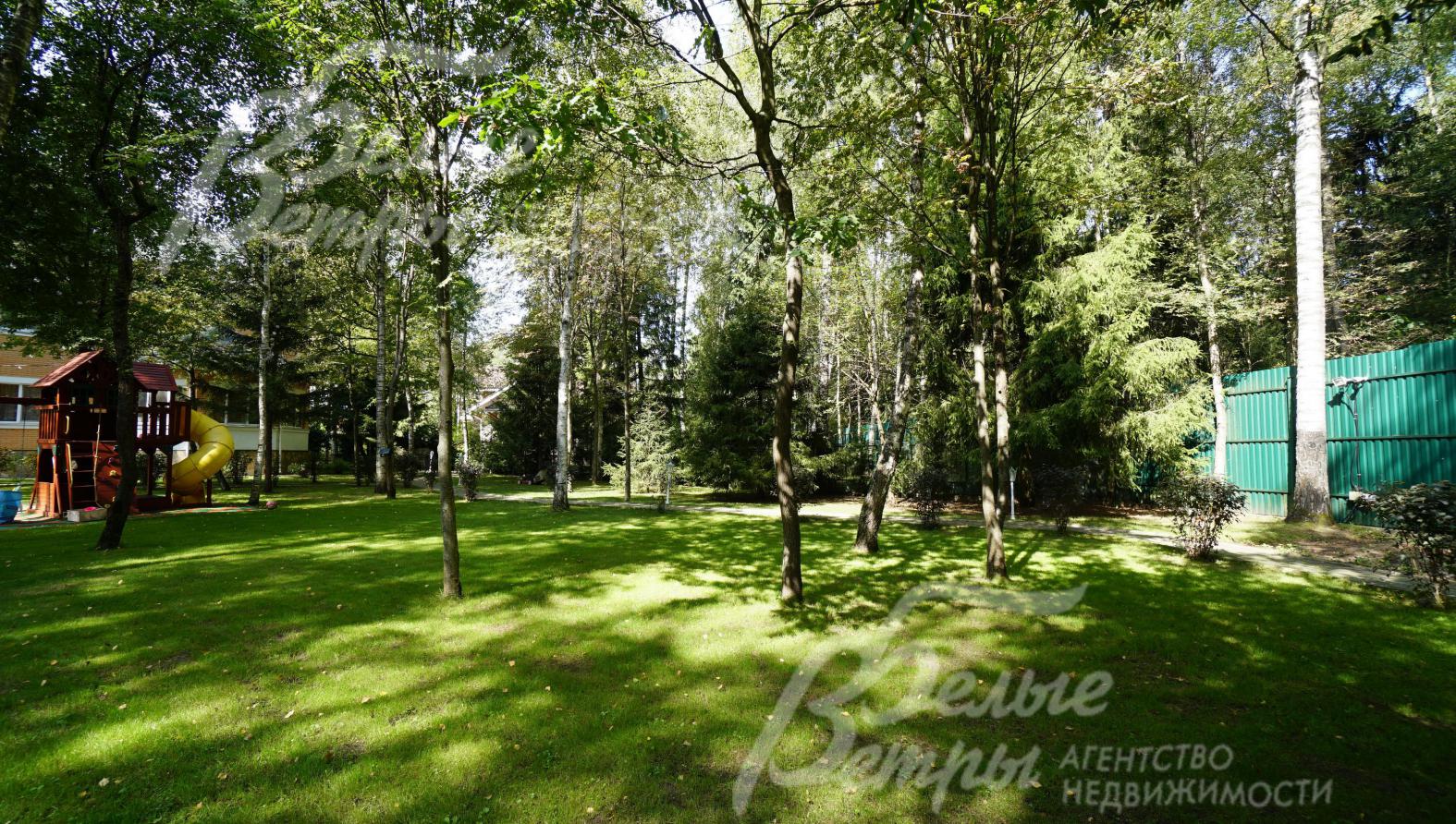 Участок имеет свой выход в лес