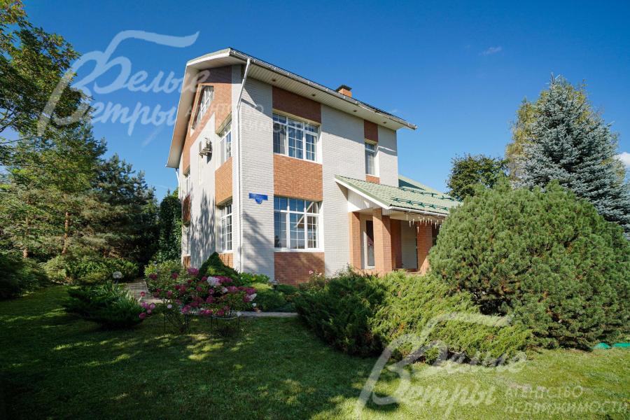 Меблированный дом из кирпича с высокими потолками и жилой мансардой