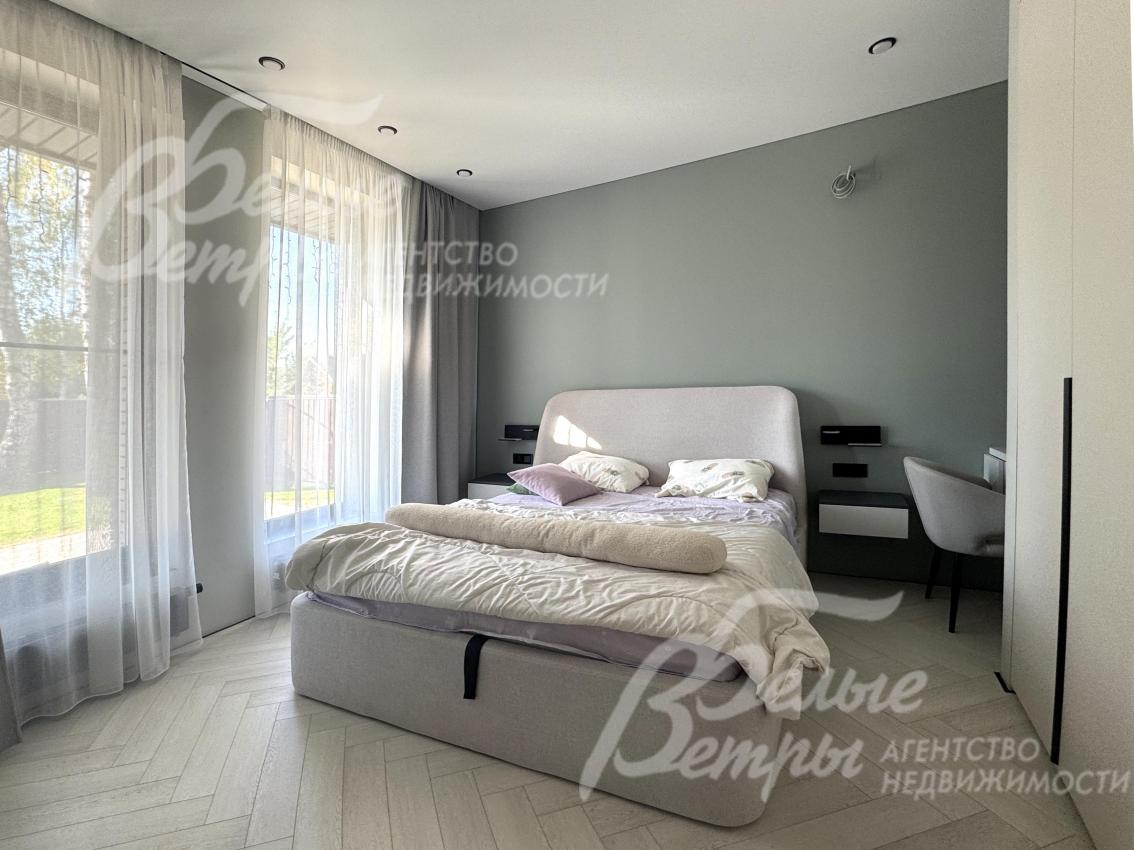 Одна из спален расположена на первом этаже дома, полностью меблирована