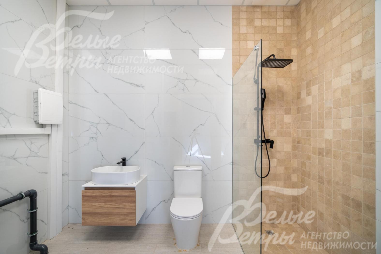 Санузел на первом этаже с душевой. В санузлах – немецкая и итальянская встраиваемая сантехника