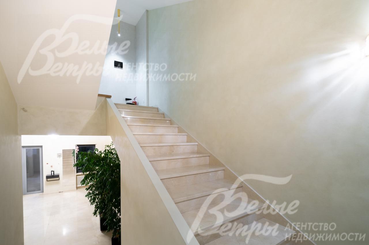 Лестница отделана мрамором