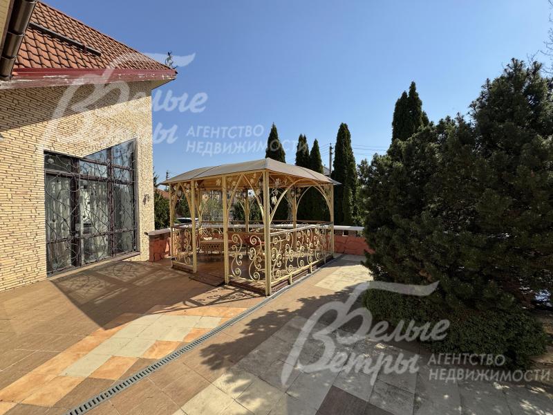 Выход из гостиной на террасу с фонтаном