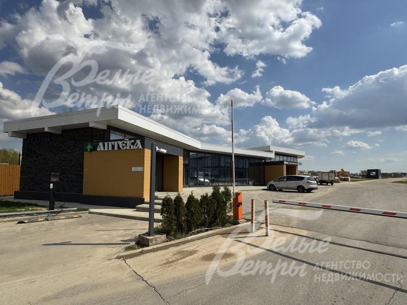 Территория коттеджного посёлка. Остановка общественного транспорта (автобусов) - в 50 м от КПП