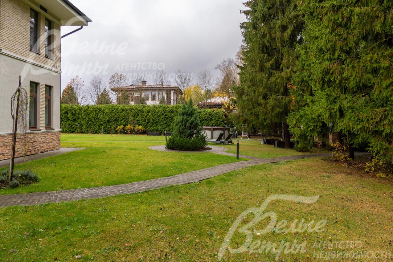 С участка - собственный выход в лес, в 1 км находится пруд коттеджного посёлка