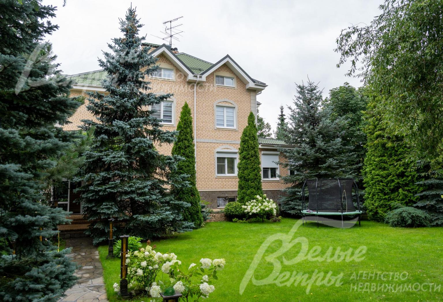 Кирпичный дом в классическом стиле, полностью обустроенный и готовый к заселению