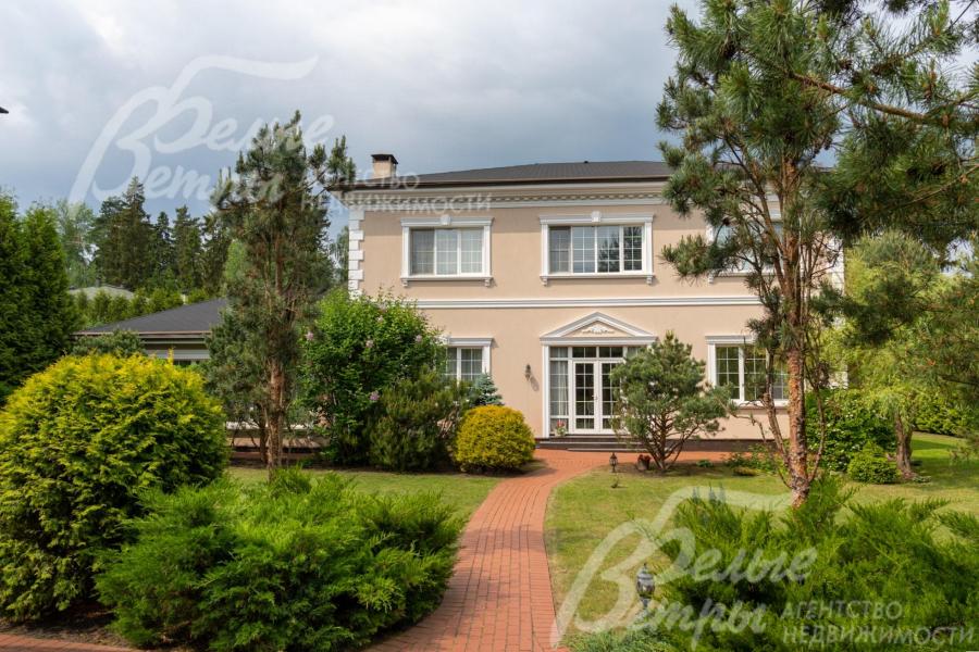 Двухэтажный дом в классическом стиле в поселке бизнес-класса  ВИК