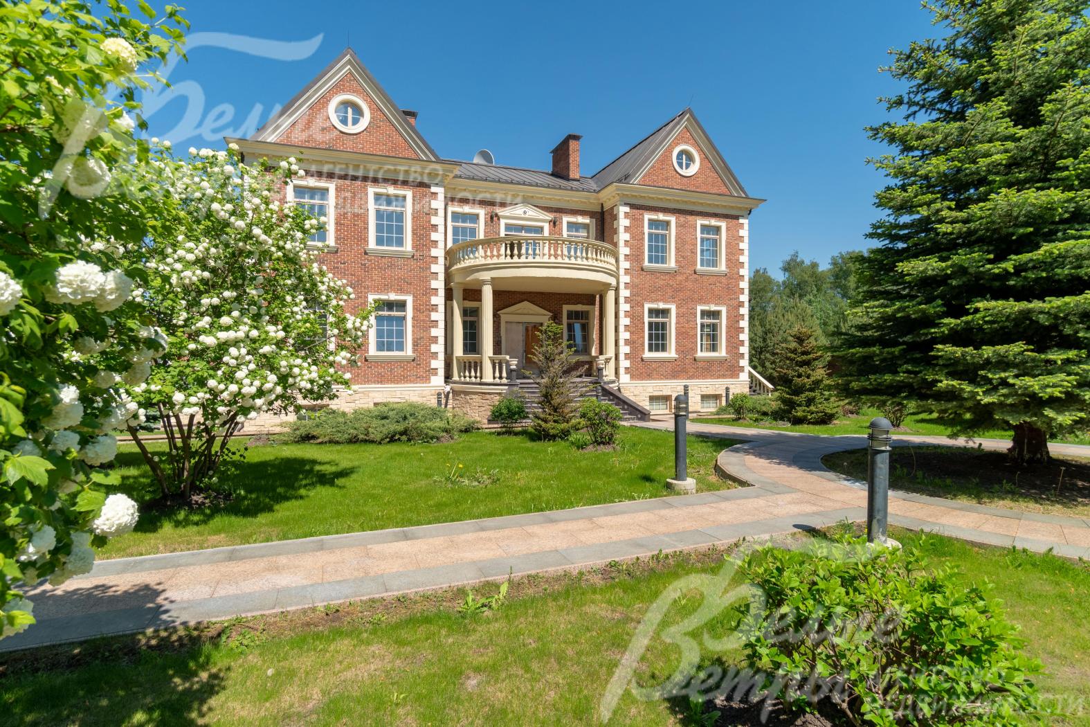 Роскошный особняк под финишную отделку на участке площадью 80 соток в премиальном поселке в Москве 