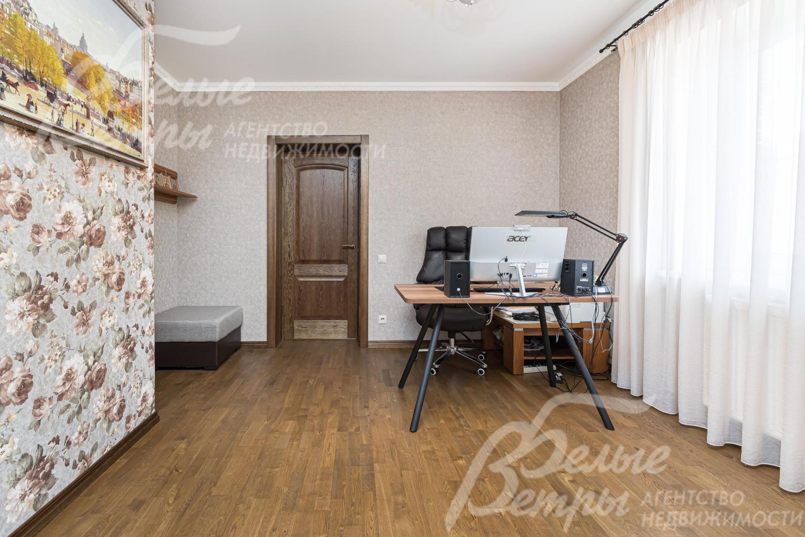 Рабочая зона в кабинете.