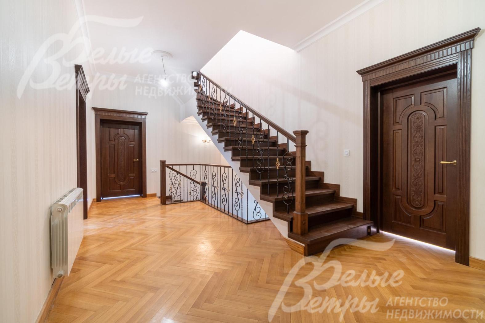 Лестница выполнена из дуба с кованым ограждением. Установлены филёнчатые двери из массива дерева в тон лестнице