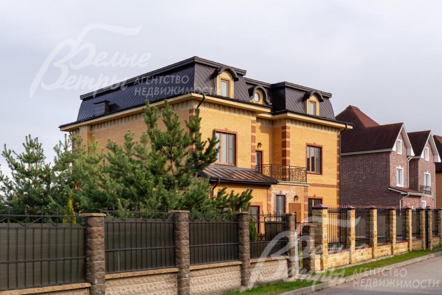 Территория огорожена прозрачным кованым забором на каменных фундаментных столбах, облицованных натуральным дагестанским камнем в стиле посёлка