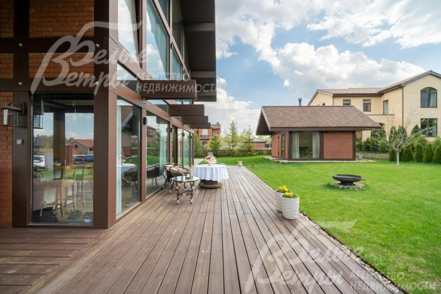 На участке есть уличный очаг (кострище) для приготовления блюд на открытом огне и отдыха у костра