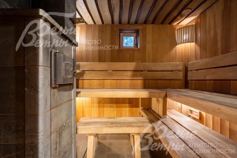 В парной - полки из липы, выполненные по спецзаказу - максимально широкая доска толщиной 10см, стены из кедра экстра-класса (без сучков)