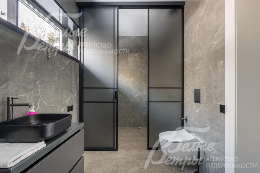 В общем санузле - ванна и душевая также за стеклянной перегородкой