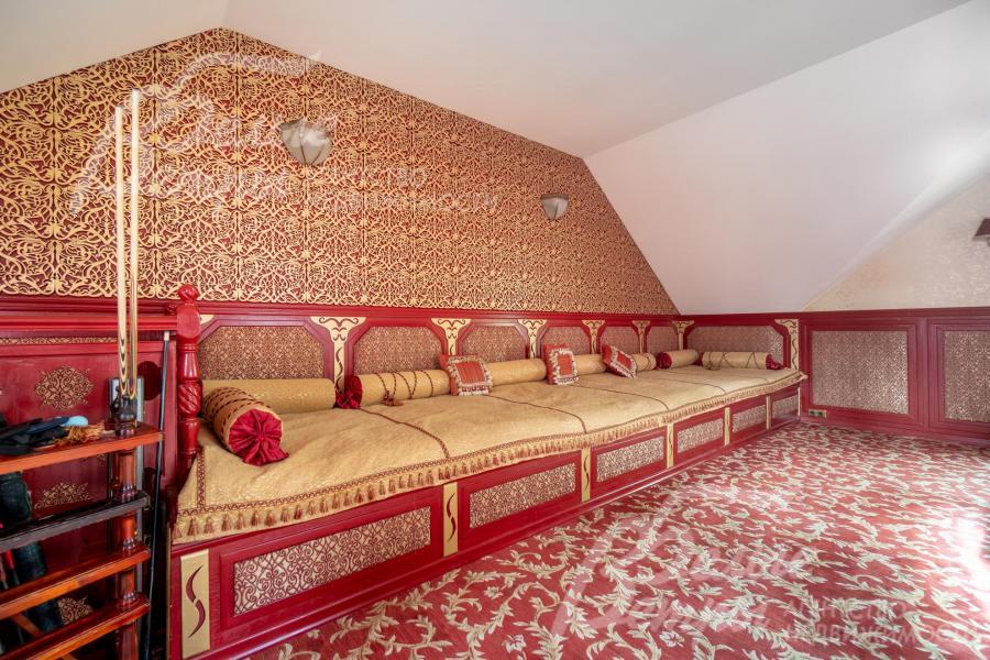 В бильярдной - удобный широкий диван (топчан) для отдыха длиной 5,5 м