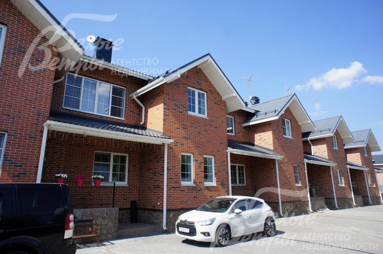 Около каждой секции есть место для парковки автомобилей.