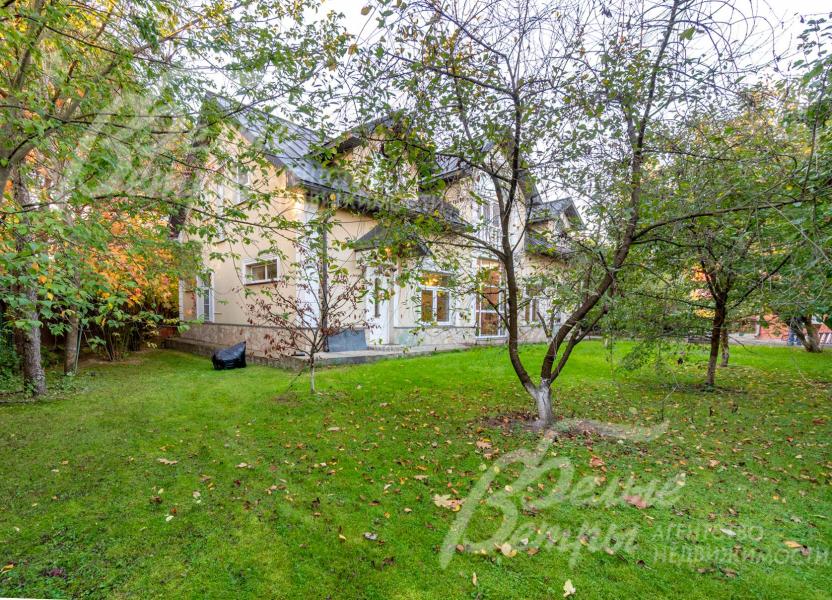 На участке лесные и плодовые деревья, высажены кустарники