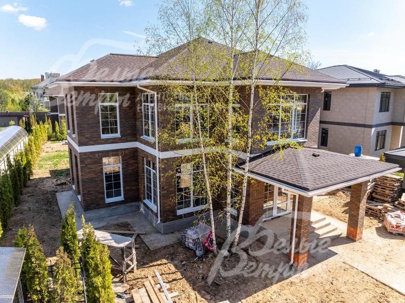 Новый дом под отделку в современном стиле с панорамным остеклением