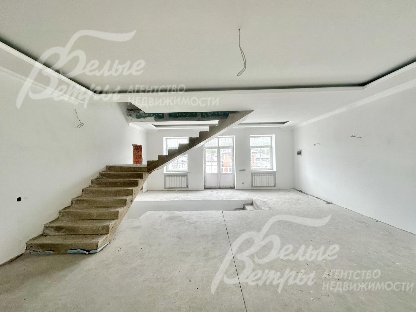 На второй и мансардный этажи ведёт монолитная железобетонная лестница, также в доме предусмотрен лифт