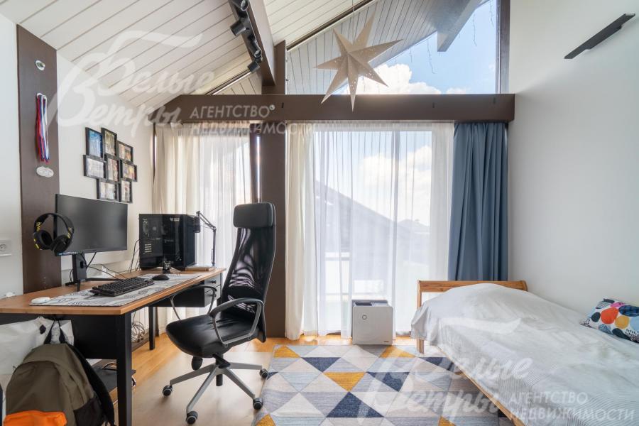 Одна из спален на втором этаже с рабочим местом