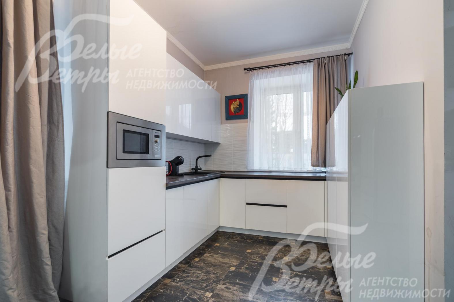 П-образный кухонный гарнитур премиального бренда со встроенной техникой NEFF