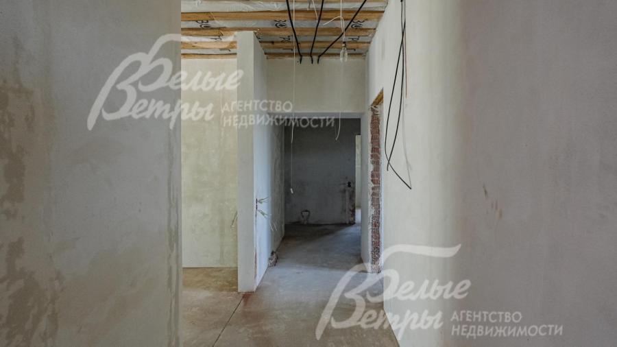 Стены оштукатурены и окрашены