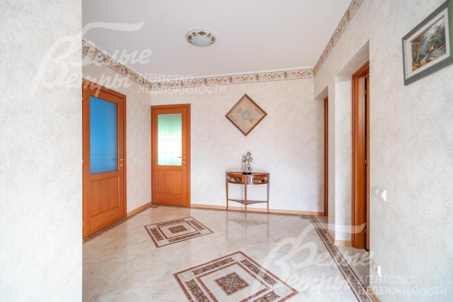 На втором этаже 4 спальни и санузел