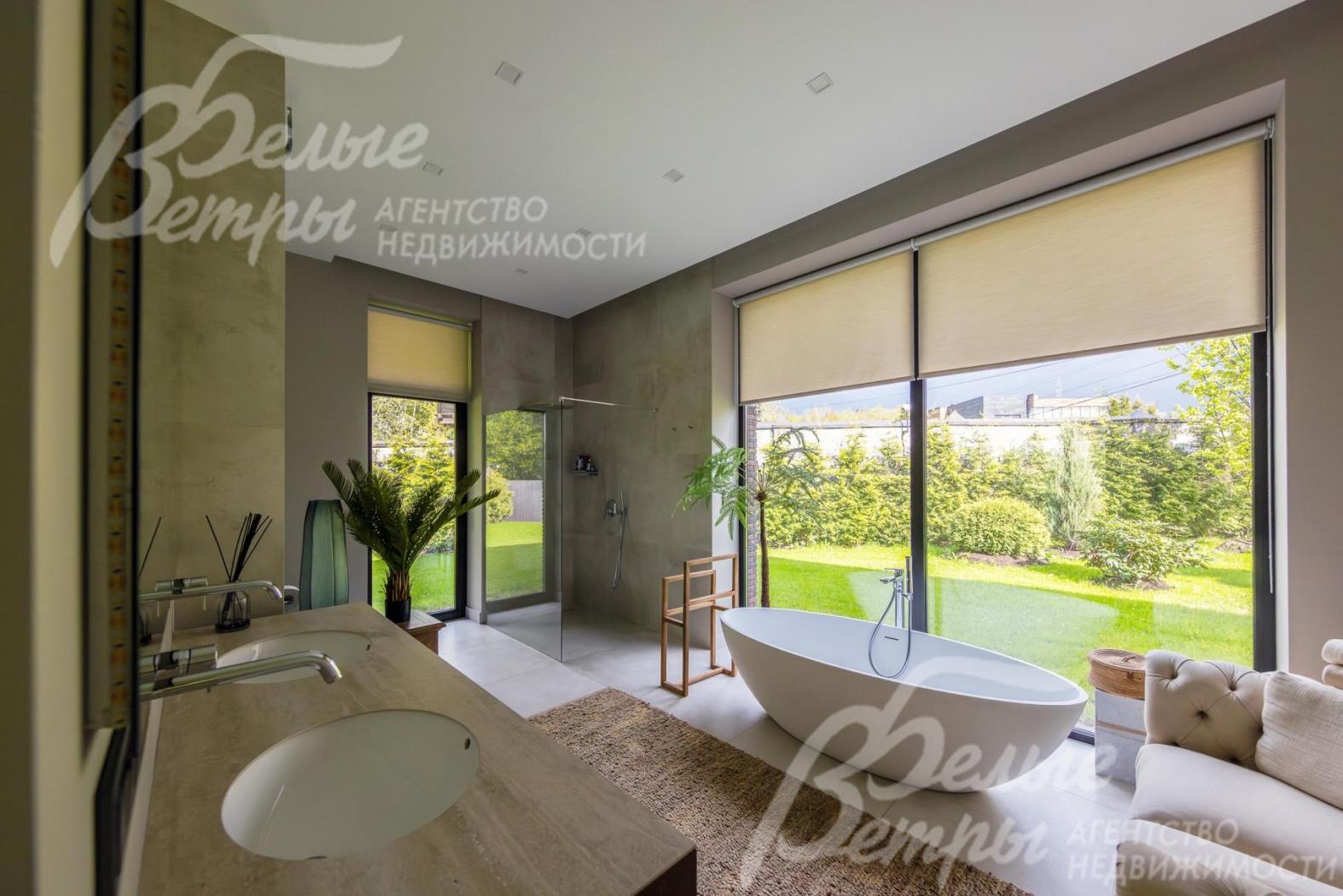 Ванная комната при мастер-спальне.