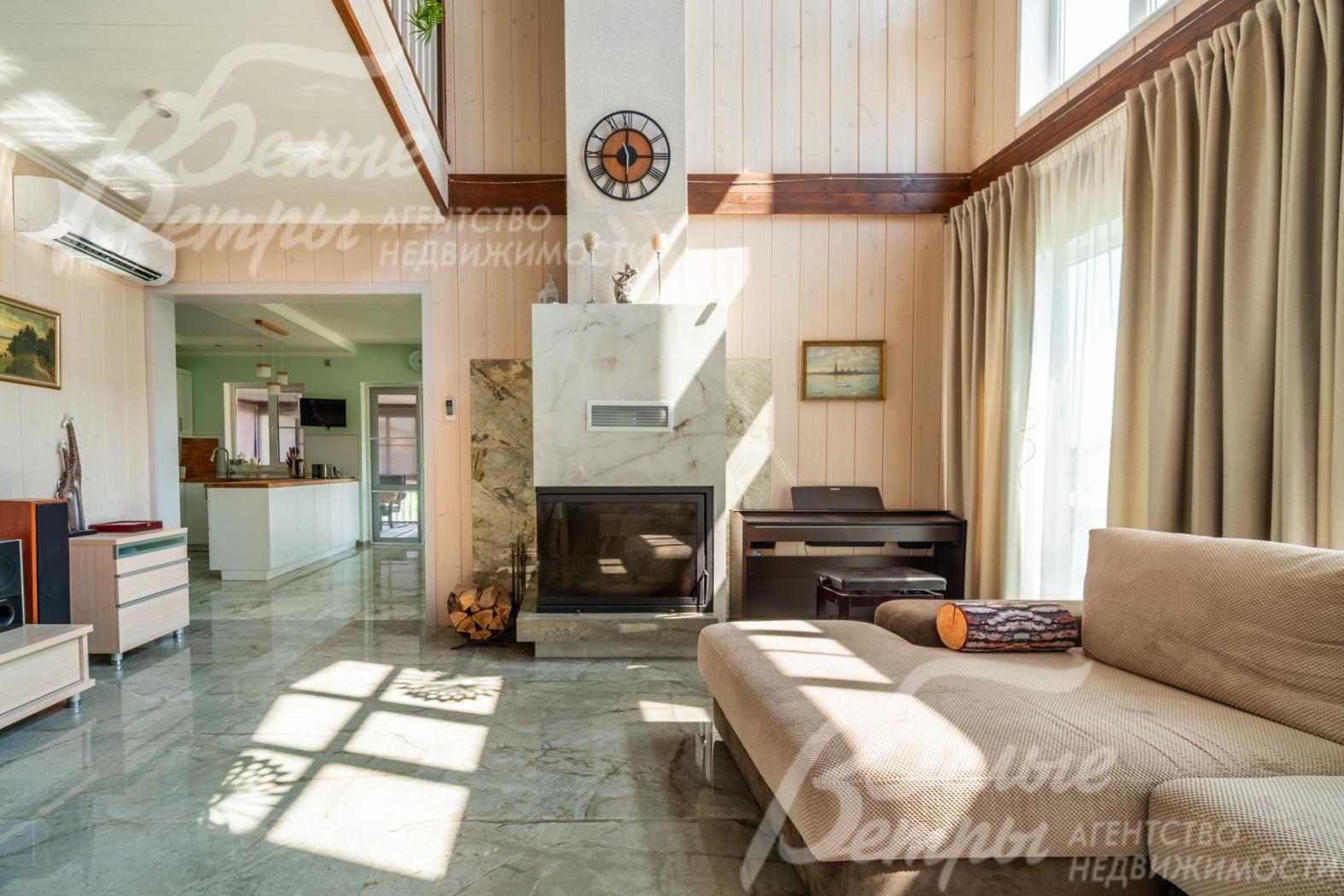 Гостиную украшает большой дровяной камин