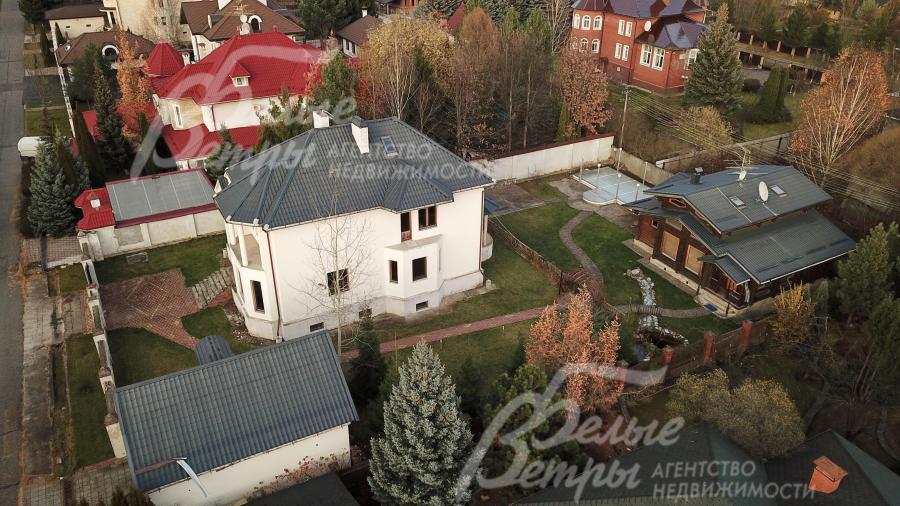 Отдельностоящий гараж на 2 авто, построенный в едином стиле с домом