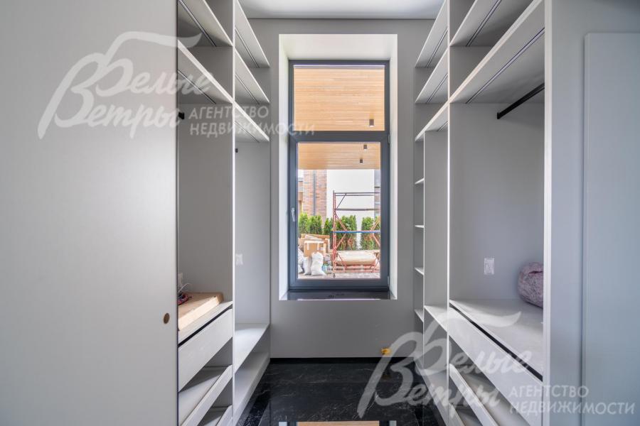 В гардеробных обустроены системы хранения