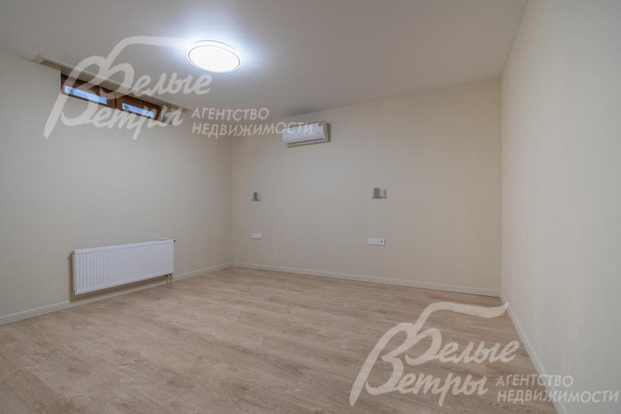 Спальня в цокольном этаже