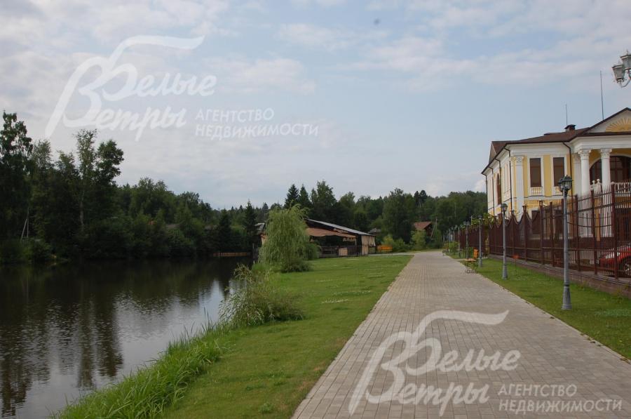 Озеро в коттеджном поселке Новоглаголево